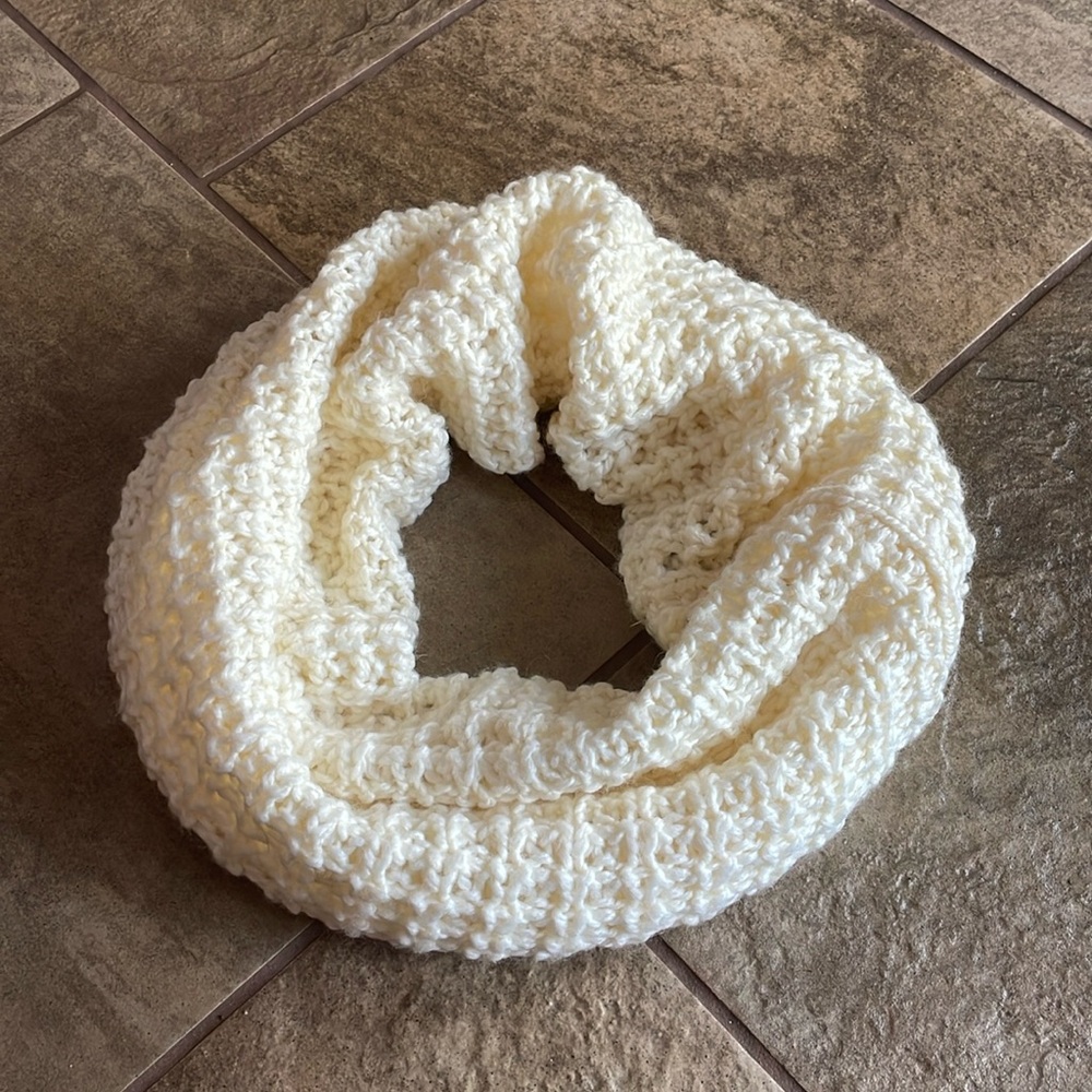 + nwot + GAP Chunky Knit Infinity Winter Scarf